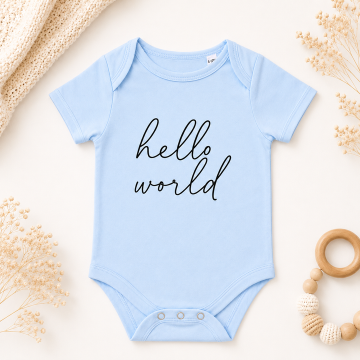 Lichtblauw babyrompertje met tekst “hello world”, organic katoen, ideaal voor zwangerschapsaankondiging en kraamcadeau