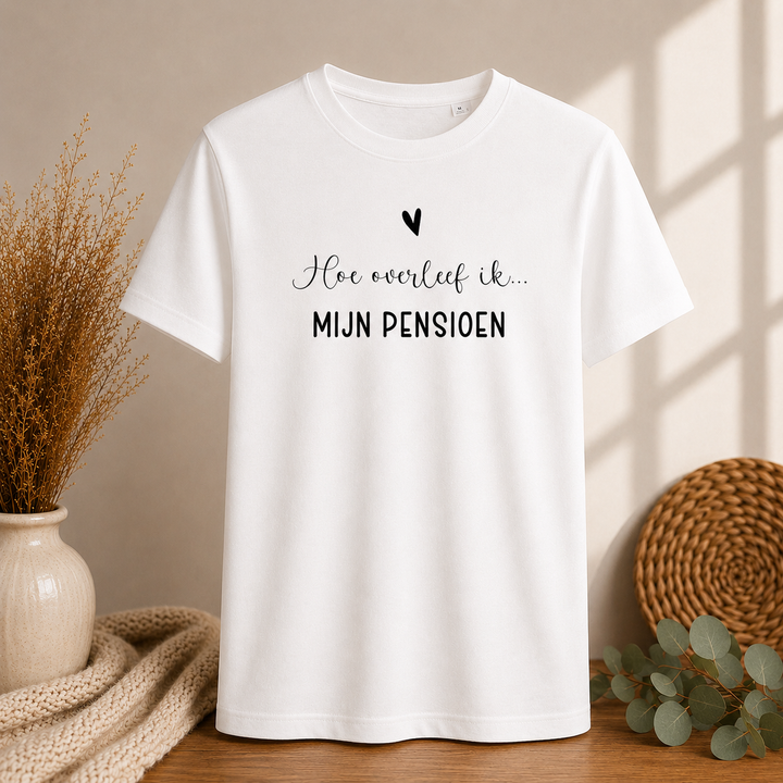 Wit pensioen T-shirt met tekst “Hoe overleef ik mijn pensioen”, leuk afscheidscadeau voor collega die met pensioen gaat