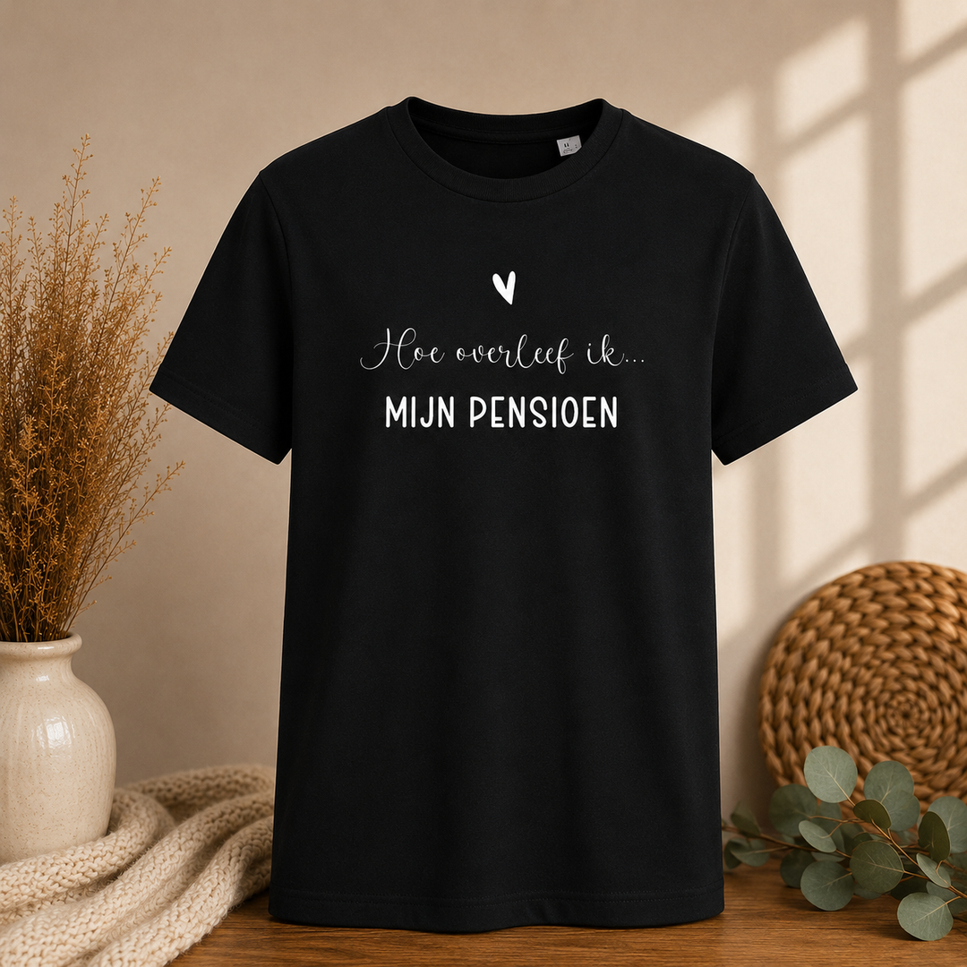 Zwart T-shirt “Hoe overleef ik mijn pensioen”, grappig pensioen cadeau en afscheidscadeau voor collega