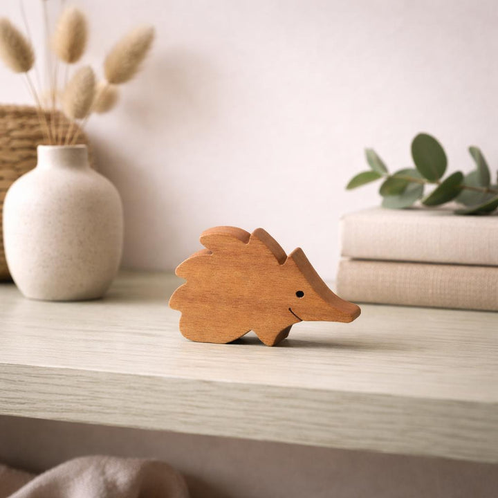 Houten egeltje als decoratie op boekenplank