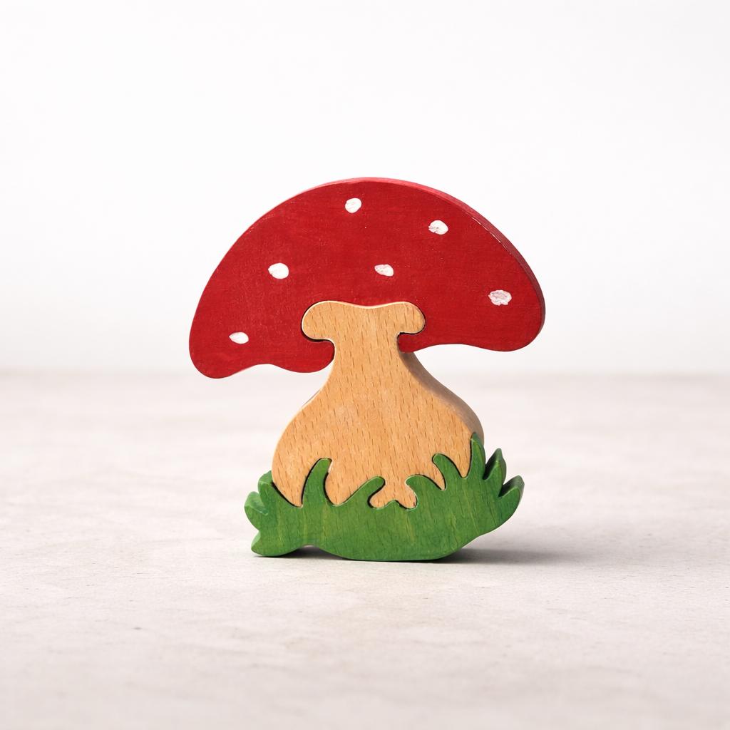 Houten paddenstoel op witte achtergrond – rood met groene grasrand