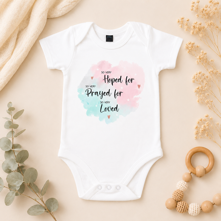 Wit IVF rompertje “So very hoped for”, ideaal voor IVF traject, ICSI/IUI en zwangerschapsaankondiging