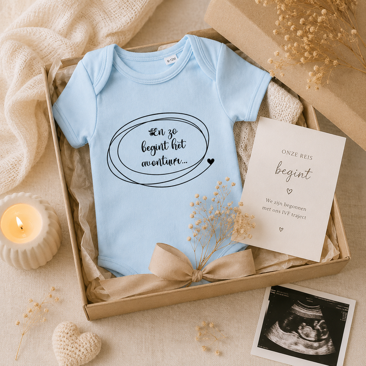 Cadeaubox met blauw IVF rompertje ‘En zo begint het avontuur’, kaartje ‘Onze reis begint’ en echo foto – originele zwangerschapsaankondiging cadeau voor opa en oma of wensouders