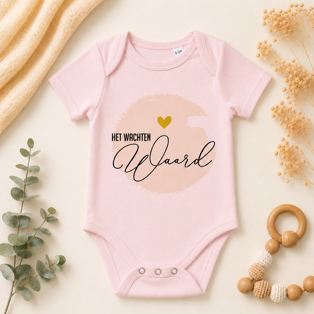 Baby roze IVF rompertje met opdruk “Het wachten waard” als lief cadeau bij kinderwens of IVF journey