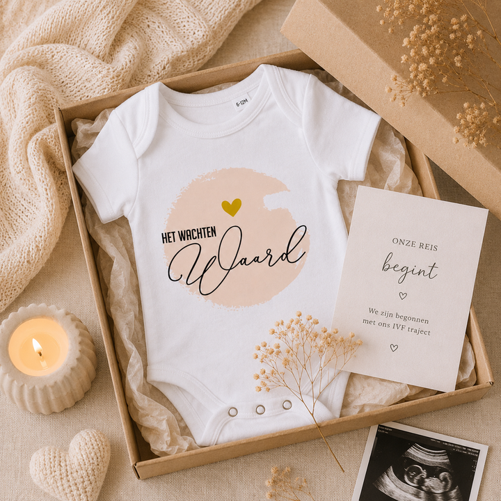 Cadeaupakket met IVF rompertje ‘Het wachten waard’ en kaartje ‘onze reis begint’ – origineel cadeau voor kinderwens en IVF traject
