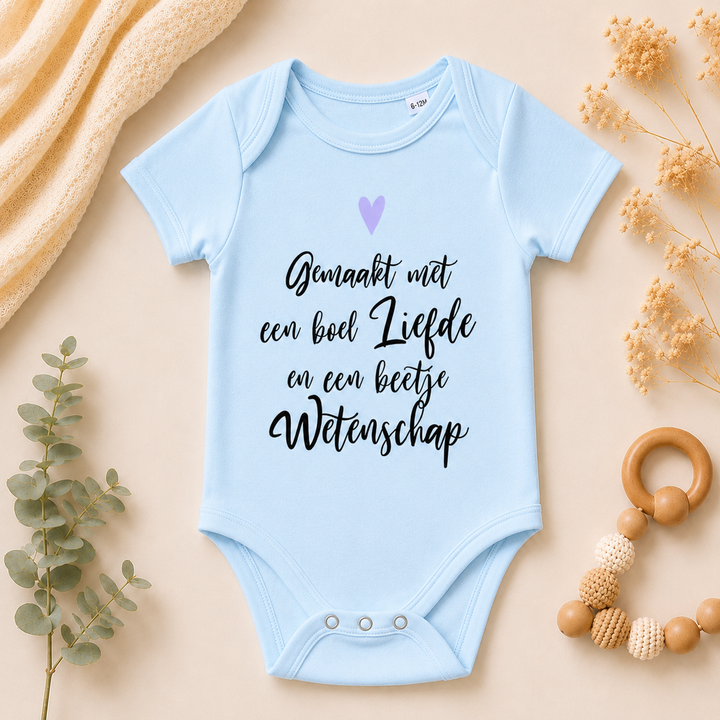 Babyblauw IVF rompertje “Made with a lot of love and a little bit of science”, rompertje met tekst, kinderwens cadeau