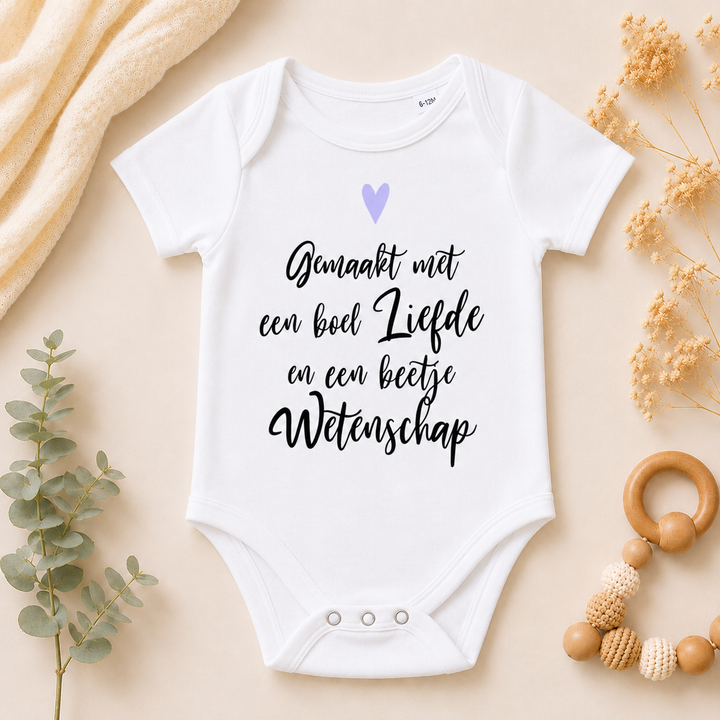 Wit IVF rompertje met tekst “Made with a lot of love and a little bit of science”, cadeau IVF traject, zwangerschap aankondiging
