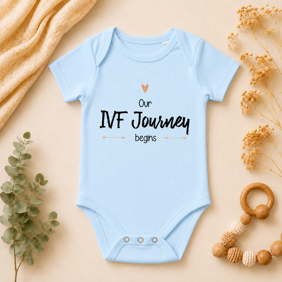 Babyblauwe romper met tekst “Our IVF Journey begins”, IVF traject aankondiging rompertje van katoen