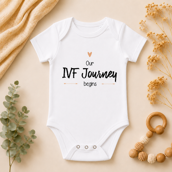 Witte baby romper met tekst “Our IVF Journey begins”, IVF zwangerschapsaankondiging rompertje van katoen