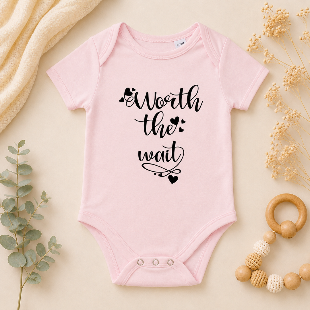 Baby roze IVF rompertje met opdruk “Worth the wait”, origineel cadeau voor IVF, ICSI, IUI of kinderwens