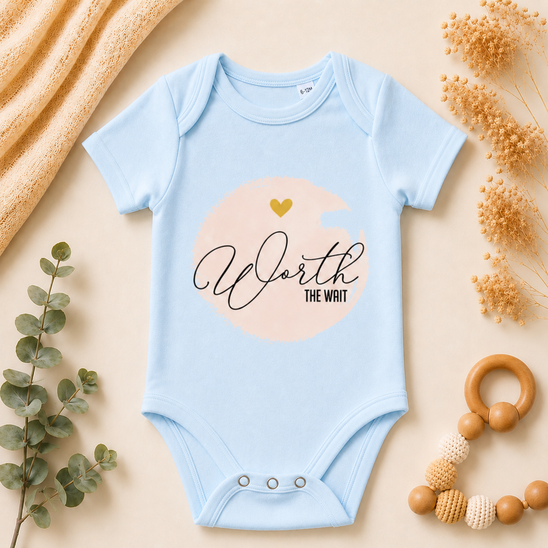 Babyblauw IVF rompertje met tekst “Worth the wait” – IVF traject, rompertje met tekst, cadeau voor wensouders