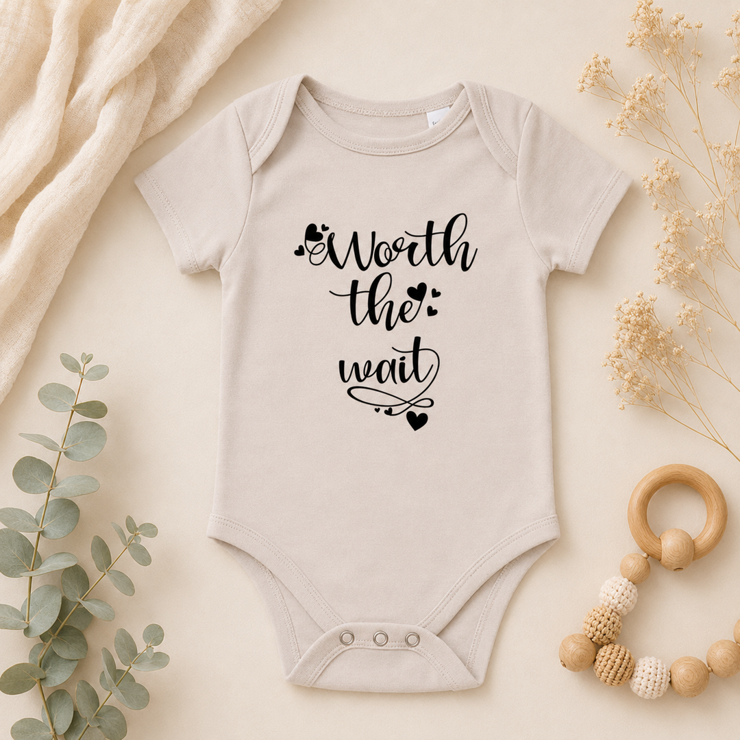 Beige IVF rompertje met tekst “Worth the wait”, lief rompertje voor zwangerschapsaankondiging IVF en kinderwens