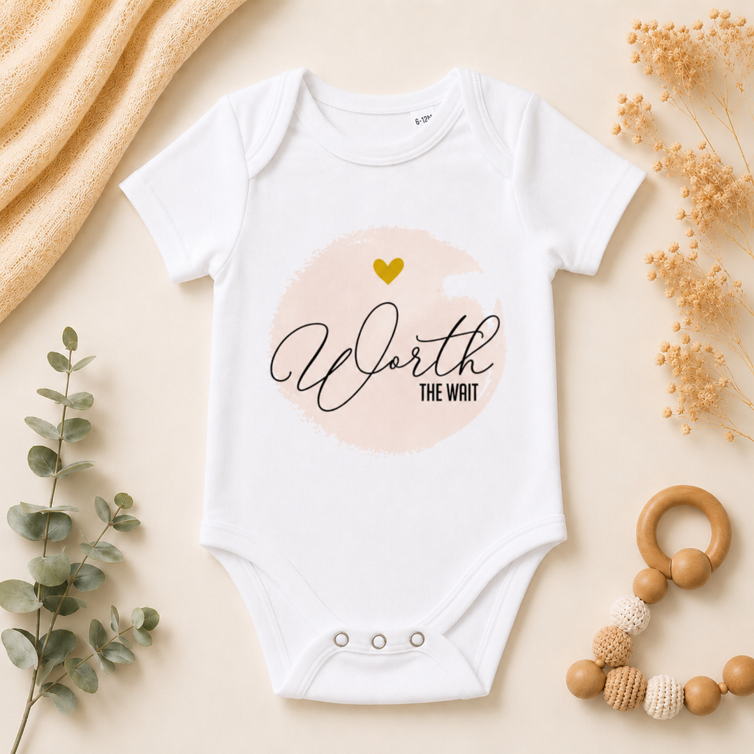 Wit IVF rompertje met tekst “Worth the wait” – ivf rompertje, kinderwens cadeau, zwangerschapsaankondiging
