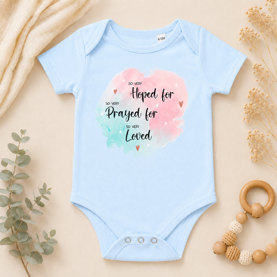 Baby blauw IVF rompertje “So very hoped for” voor zwangerschapsaankondiging IVF en “our miracle on the way” moment