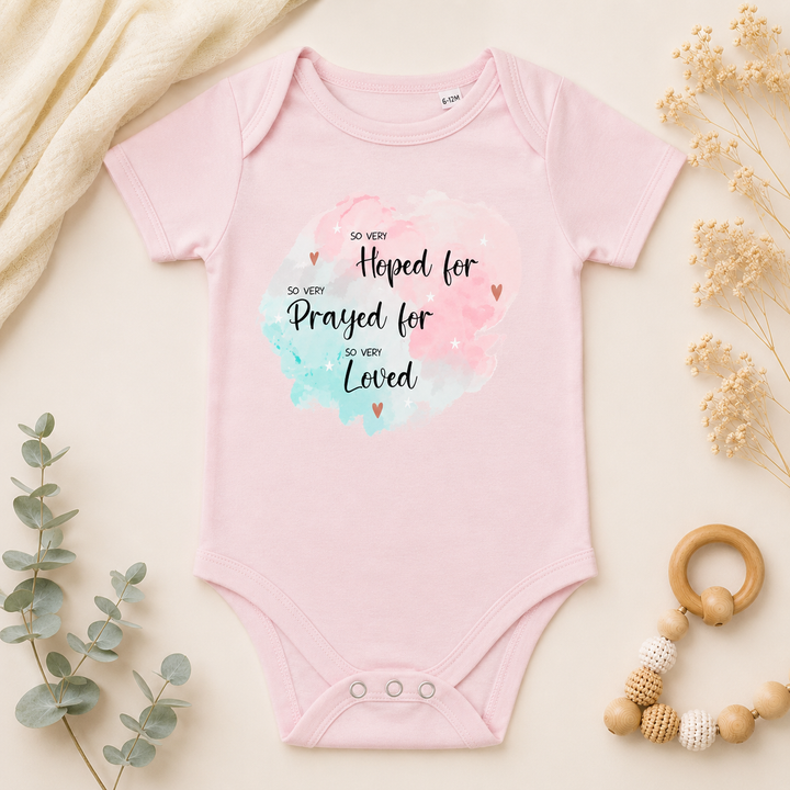 Baby roze IVF rompertje “So very hoped for” als steun cadeau bij fertiliteitstraject en kinderwens