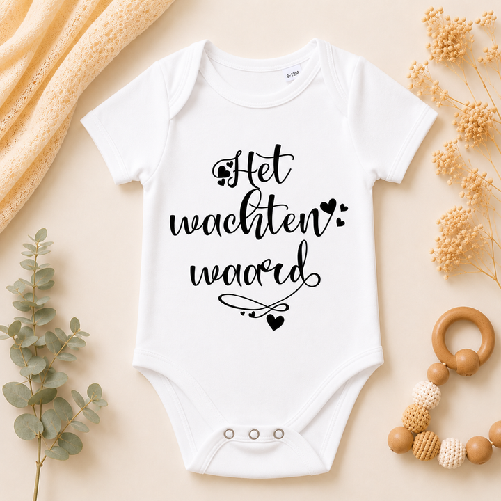Babyblauw IVF rompertje met tekst “het wachten waard”, zwangerschapsaankondiging voor kinderwens/IVF traject, baby romper van katoen