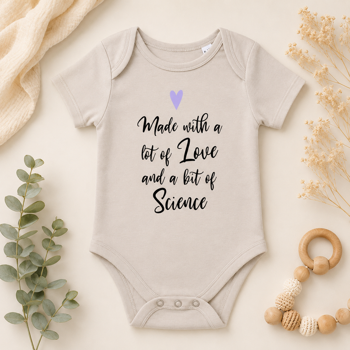 IVF rompertje in beige met tekst “Made with a lot of love and a little bit of science”, baby romper van (organic) katoen voor zwangerschapsaankondiging IVF