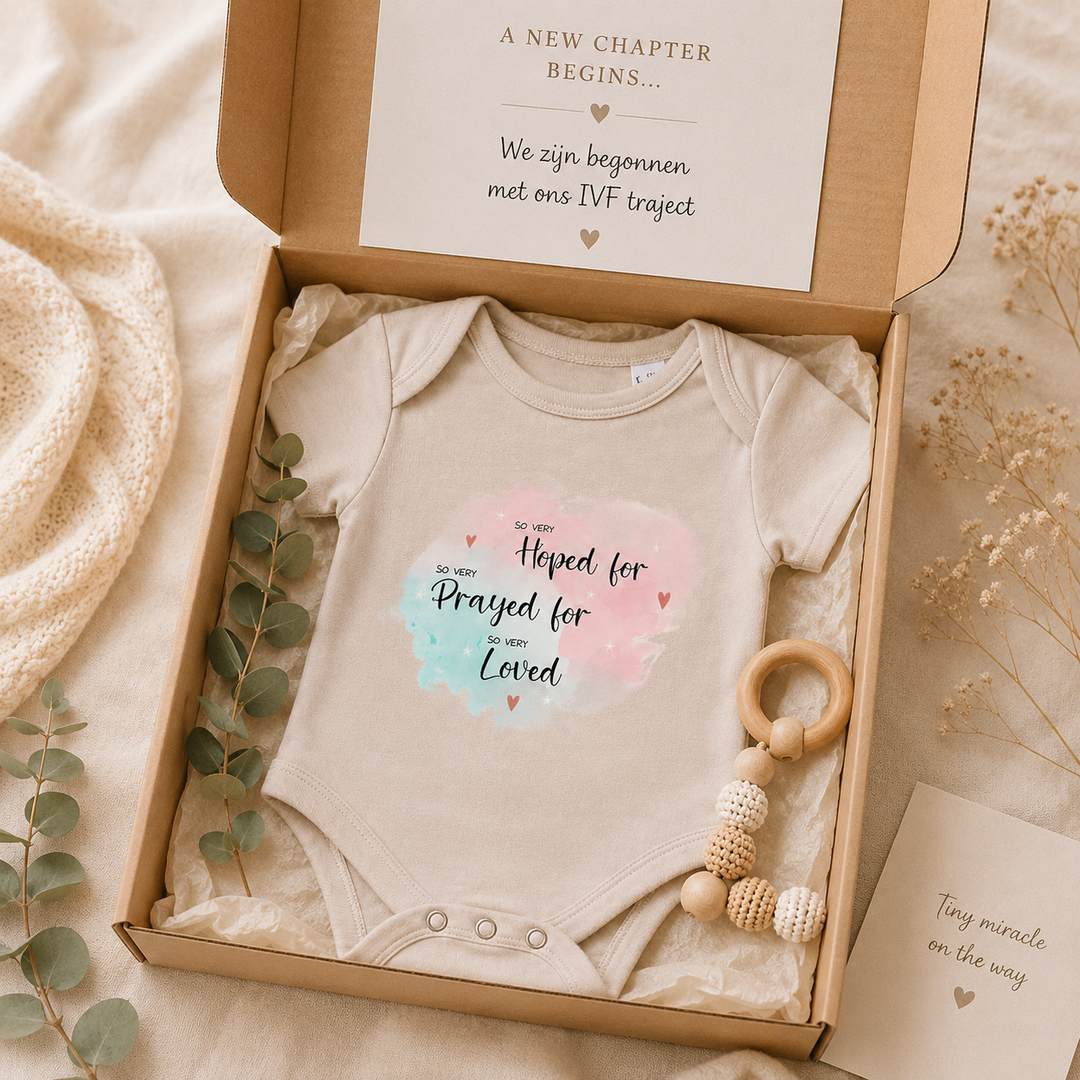 IVF rompertje in cadeaubox met tekst “So very hoped for, prayed for, loved for”, neutrale baby romper als origineel kraamcadeau voor fertiliteitstraject/IVF