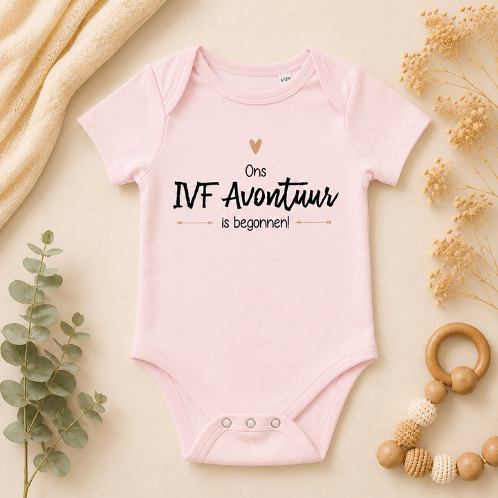 Babyroze rompertje met tekst “Ons IVF avontuur is begonnen” – IVF rompertje voor kinderwens en zwangerschap