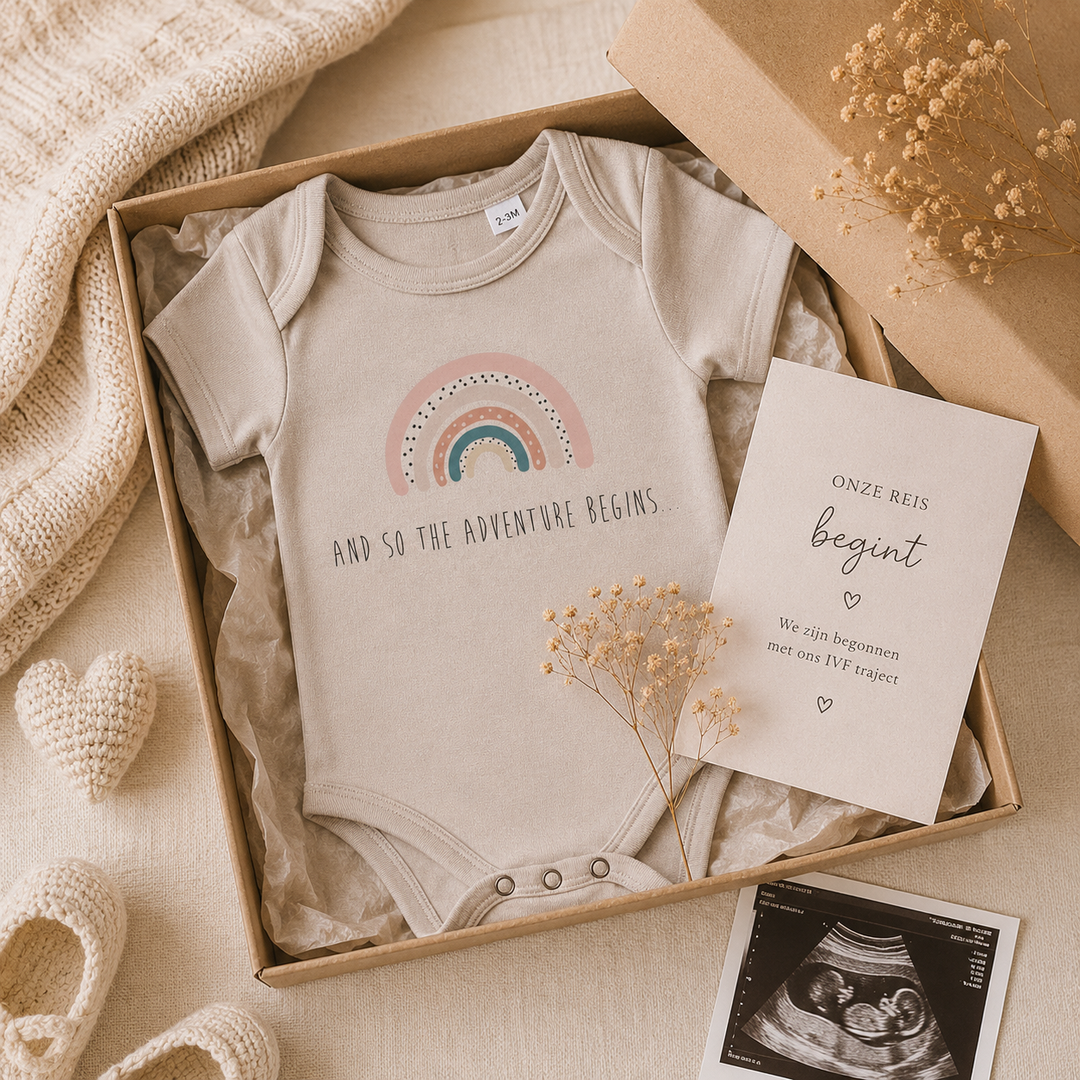 IVF rompertje met regenboog “And so the adventure begins” in cadeau giftbox met kaart en echo, origineel kinderwens cadeau
