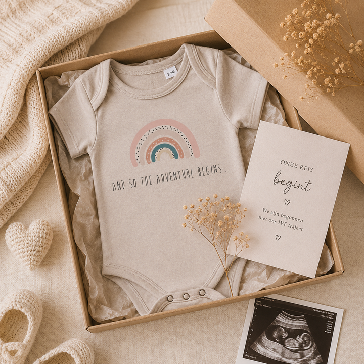 IVF rompertje met regenboog “And so the adventure begins” in cadeau giftbox met kaart en echo, origineel kinderwens cadeau