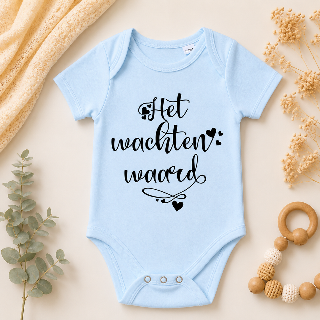 Wit IVF rompertje met tekst “het wachten waard”, origineel kinderwens cadeau en zwangerschapsaankondiging, baby romper van katoen met drukknoopjes