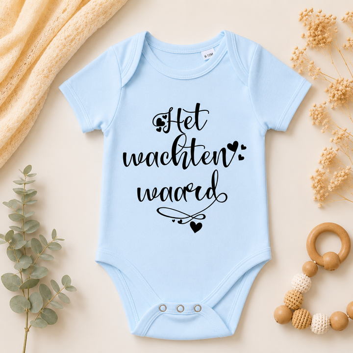 Wit IVF rompertje met tekst “het wachten waard”, origineel kinderwens cadeau en zwangerschapsaankondiging, baby romper van katoen met drukknoopjes