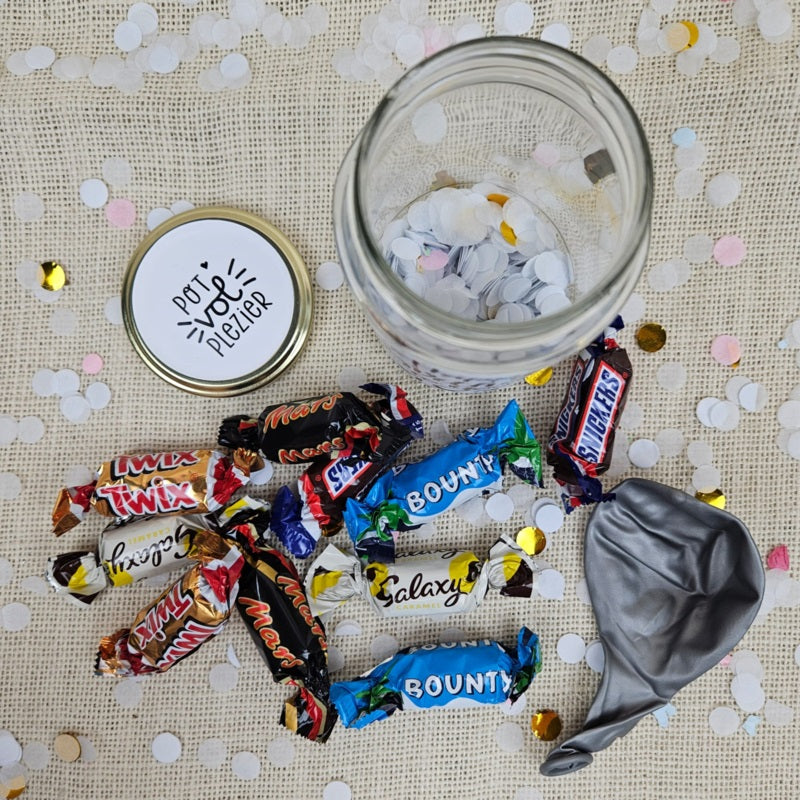 Inhoud van Happy Birthday Pot met minichocolaatjes (Celebrations) en feestelijke ballon, verjaardag cadeau pot