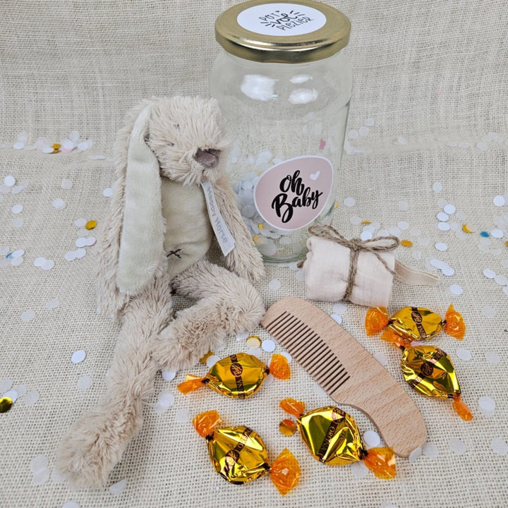 Inhoud van Pot vol Plezier Oh Baby met beige Happy Horse knuffel, hydrofiel doekje, houten kammetje en snoepjes, geboorte cadeau