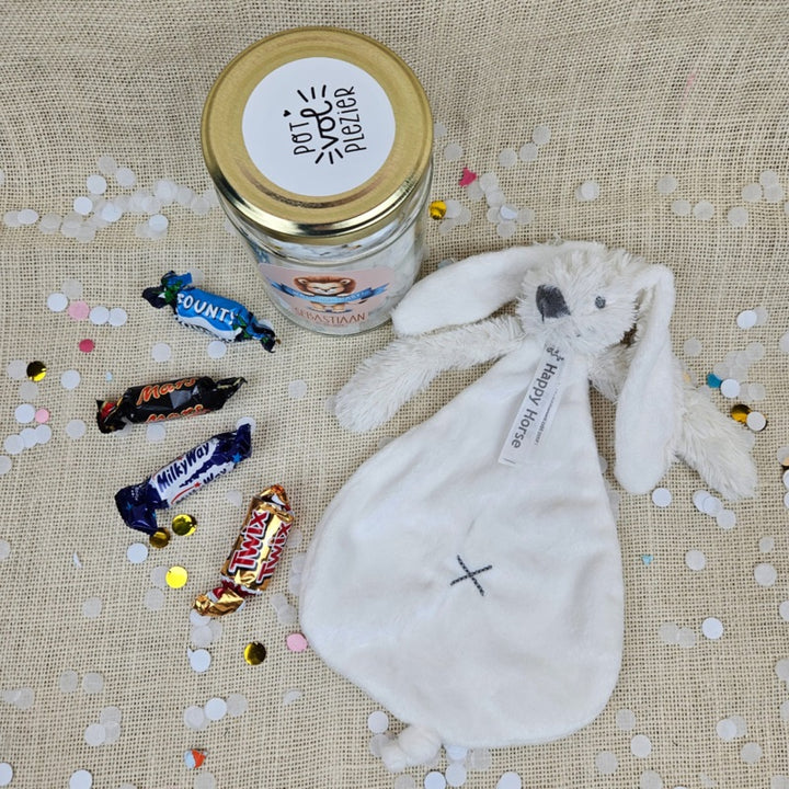 Inhoud van Pot vol Plezier geboorte cadeau met wit Happy Horse knuffeldoekje en lekkers, cadeau in een potje
