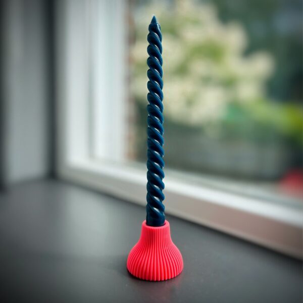 3D-geprinte kaarsenhouder Kees met dinerkaars bij raam, modern interieuraccessoire