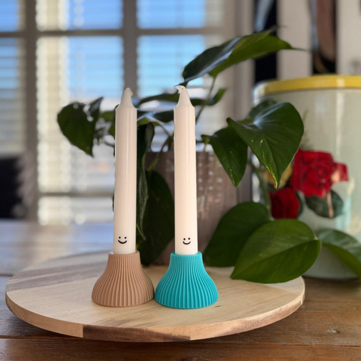 Set 3D-geprinte kaarsenhouders Kees met dinerkaarsen op plateau, sfeervol en duurzaam cadeau