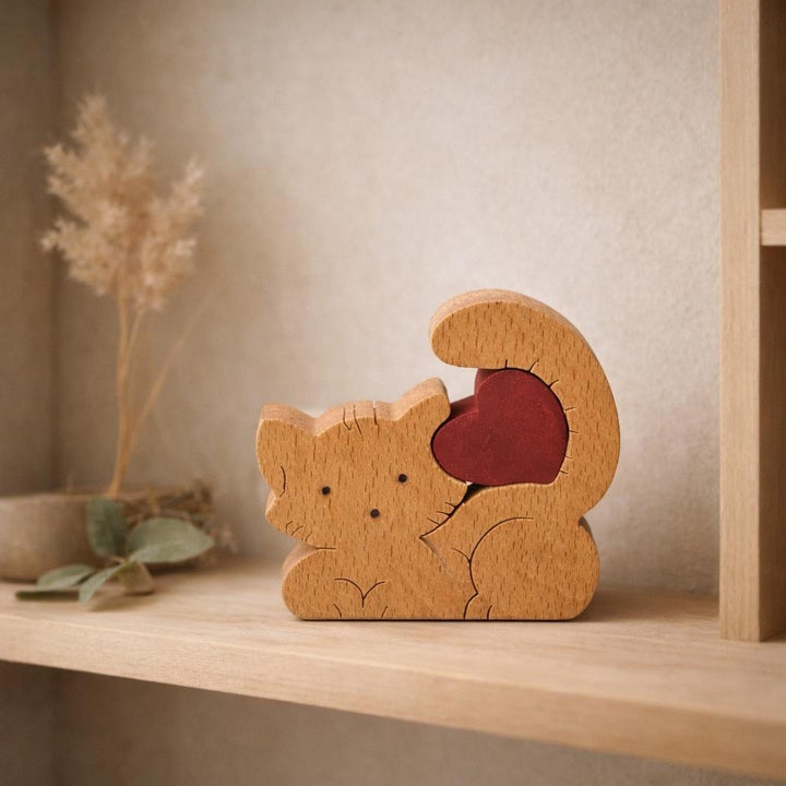 Decoratief houten kattenbeeldje met rood hart