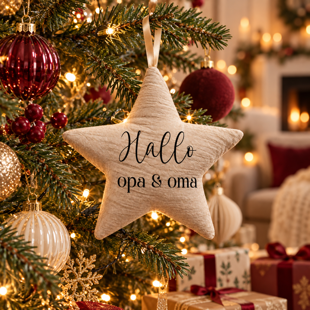 Beige kerstster met tekst Hallo opa &amp; oma hangend in een versierde kerstboom