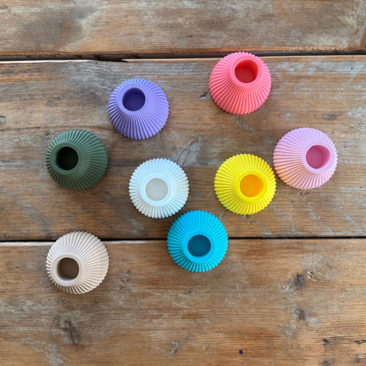 Overzicht van verschillende kleuren 3D-geprinte kaarsenhouders Kees van duurzaam PLA bioplastic