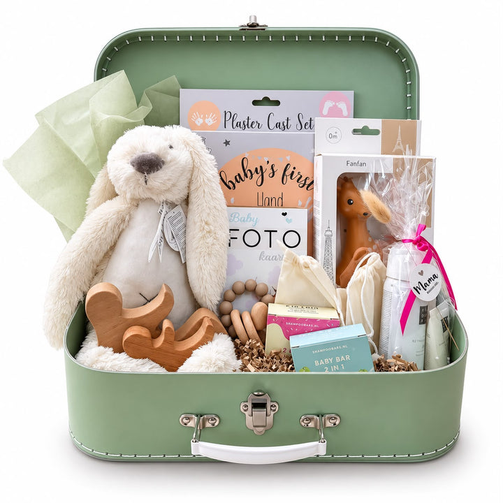 Geopend saliegroen kraamcadeau koffertje met knuffel, Fanfan, fotokaartjes, verzorgingsproducten en andere cadeaus