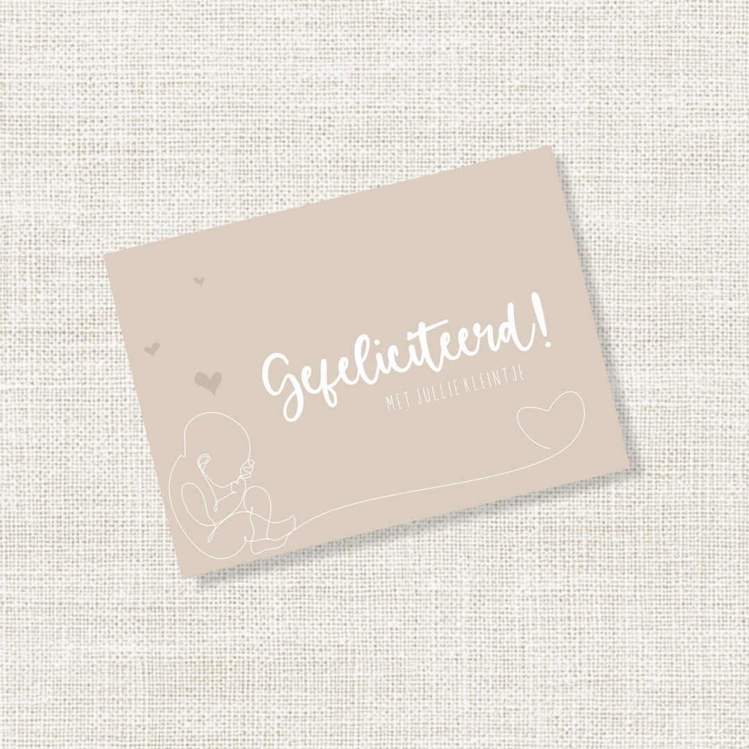 Beige felicitatiekaartje met de tekst Gefeliciteerd met jullie kleintje