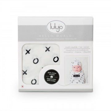Verpakking van Lulujo Hello World Swaddle & Hat Hugs & Kisses set met XL hydrofiele doek van bamboo mousseline, mutsje en geboortesticker