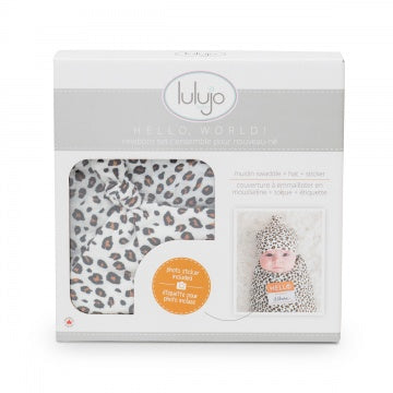 Verpakking van Lulujo Hello World Swaddle & Hat leopard set met XL hydrofiele doek van bamboo mousseline en newborn mutsje