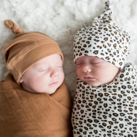 Lulujo Hello World swaddle & hat leopard bij newborn baby’s, zachte bamboo mousseline swaddle doek met mutsje voor eerste foto’s