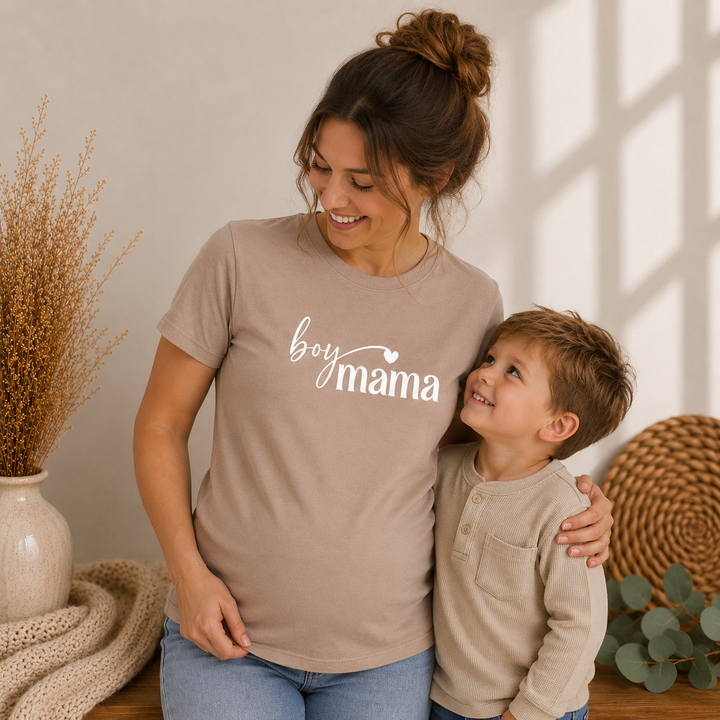 Moeder draagt Boy Mama T-shirt met kinderen, lief cadeau voor mama van jongens en moeder-kind moment