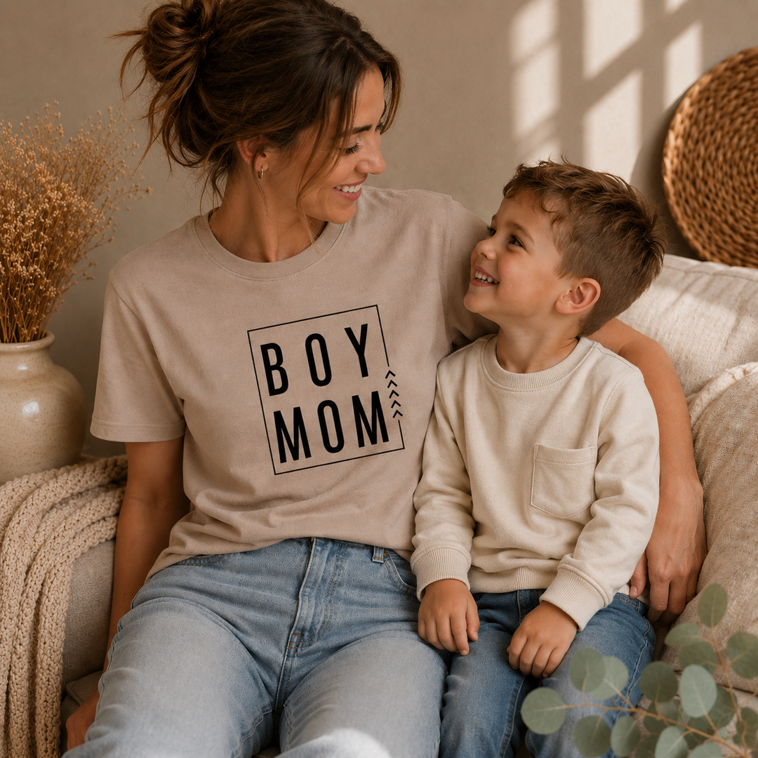 Moeder draagt Boy Mom T-shirt met baby, lief cadeau voor mama van jongens en moeder-kind moment