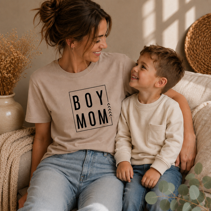 Moeder draagt Boy Mom T-shirt met baby, lief cadeau voor mama van jongens en moeder-kind moment