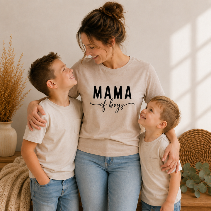 Moeder draagt Mama of Boys T-shirt met kinderen, lief cadeau voor mama van jongens en moeder-kind moment