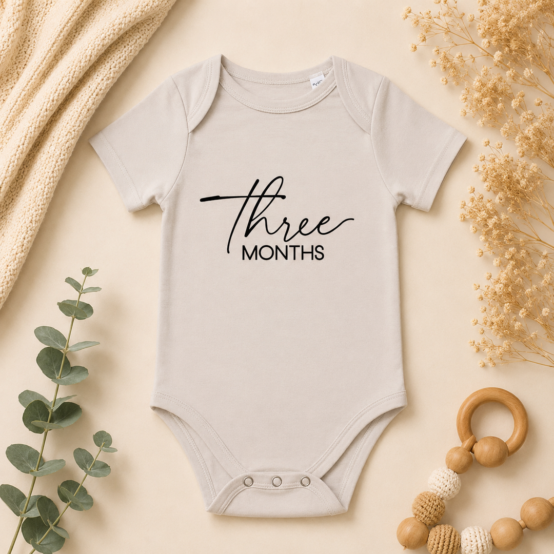 Beige mijlpaal rompertje “three months” (3 maanden) voor baby, milestone romper van (organic) katoen