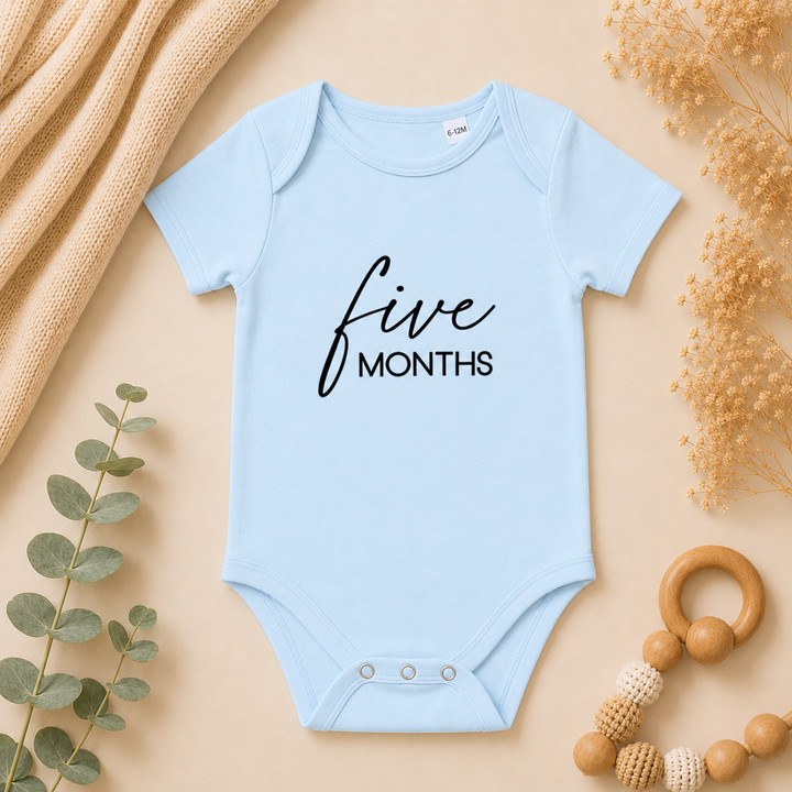 Baby blauw mijlpaal rompertje “five months” (5 maanden) voor baby, milestone romper voor maandelijkse foto