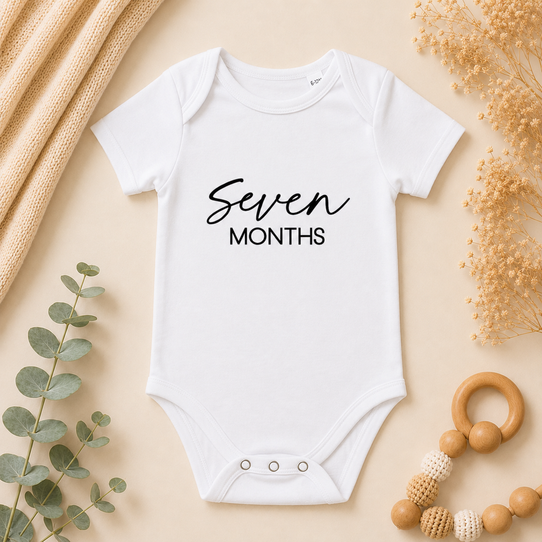 Wit mijlpaal rompertje “seven months” (7 maanden) voor baby, milestone romper om maandfoto’s te maken