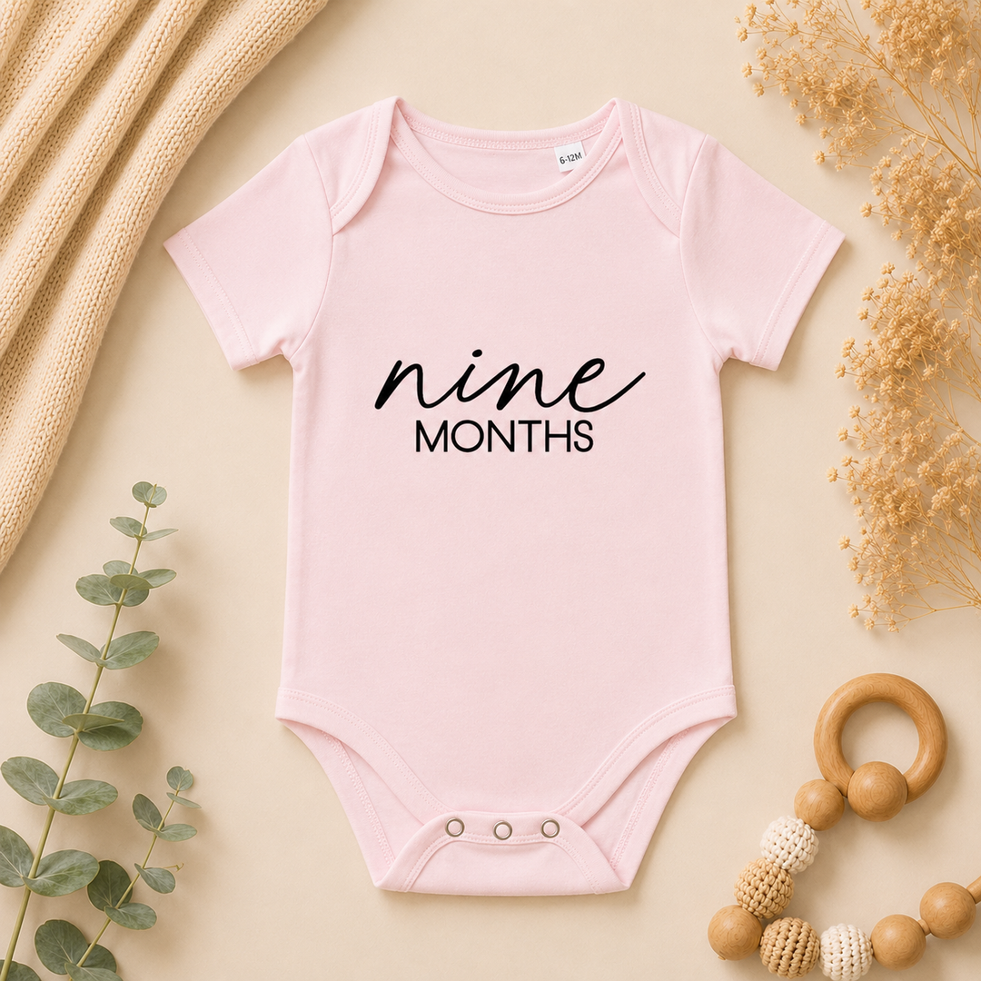 Baby roze mijlpaal rompertje “nine months” (9 maanden) voor baby, milestone romper voor mijlpaalfoto’s