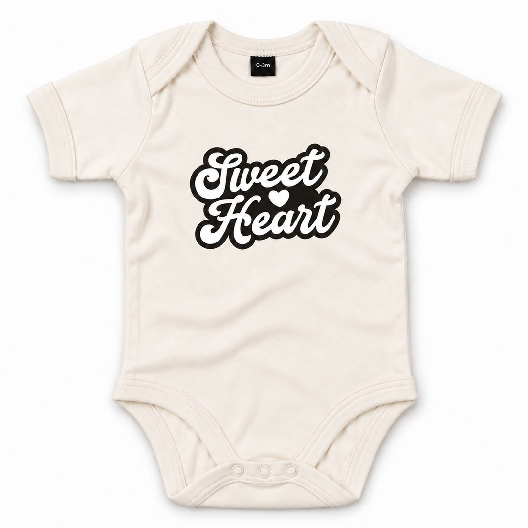 Naturel baby romper met Sweet Heart tekst en korte mouwen.