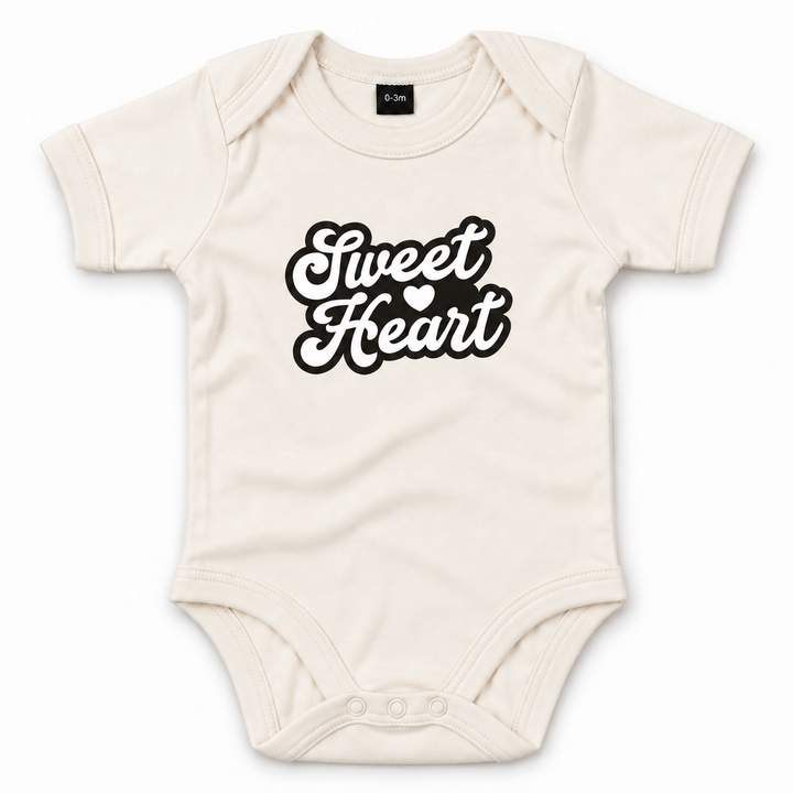Naturel baby romper met Sweet Heart tekst en korte mouwen.